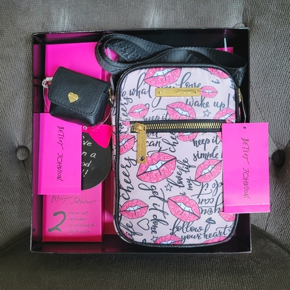 ✨️HP✨ Betsey Johnson Lips💋 Crossbody Bag with Ear👂Bud Case Gift🎁 Set - Picture 10 of 16